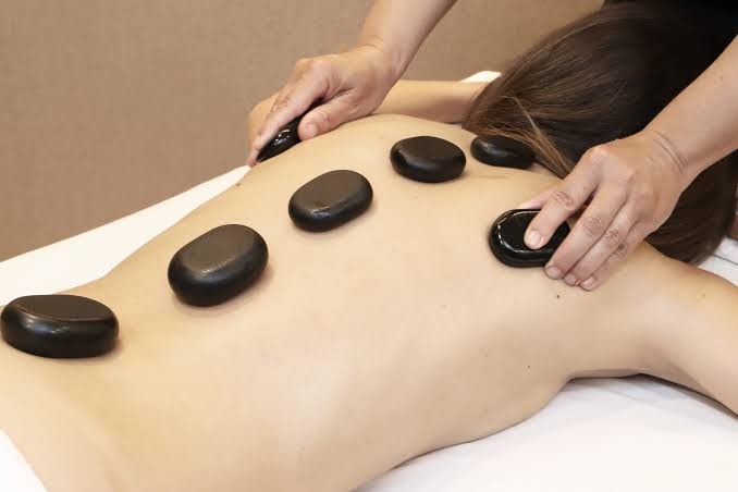 Masaje con piedras calientes